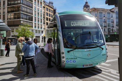 Uno de los nuevos buses eléctricos de Auvasa recoge viajeros en la parada de la plaza Zorrilla, imagen de archivo. -PHOTOGENIC