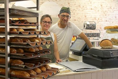 Charo Álvarez y Javier Ramos, propietarios de la Tahona de Chari en Villanubla - E. M.