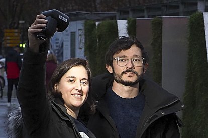 IDEAS LUMINOSAS. Lucía Miguel y José Paíno a la luz de un flash, junto al jardín vertical de la Plaza de Zorrilla de Valladolid. - PHOTOGENIC