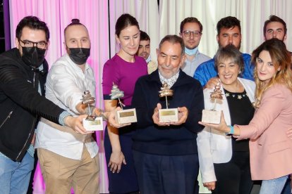 Los ganadores de los Premios Pincho Oro, Plata, Bronce y Cobre, en primer plano junto a otros galardonados. LOSTAU