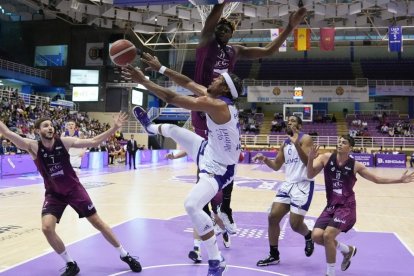 Imágenes del primer partido del playoff de ascenso entre el Real Valladolid baloncesto y Lleida. / J. M. LOSTAU