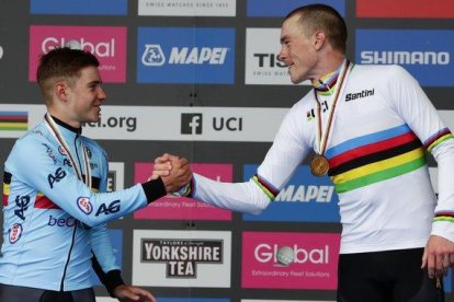 El campeón del mundo Rohan Dennis (d) saluda al segundo clasificado Remco Evenepoel.-AP