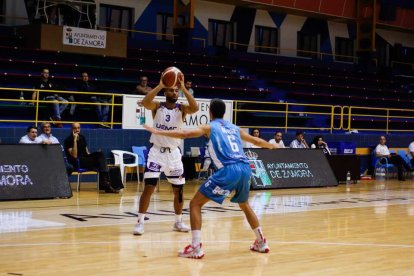 Mike Torres conduce una jugada de ataque ante Zamora. Diego Bermejo / CB Zamora Enamora.