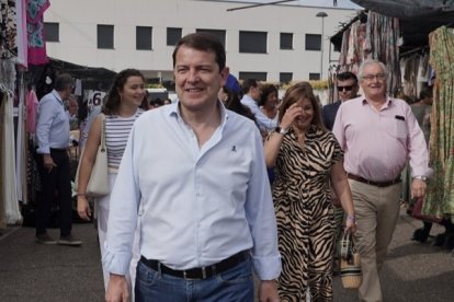 El presidente del Partido Popular de Castilla y León, Alfonso Fernández Mañueco, visita Íscar (Valladolid) junto al presidente provincial del PP, Conrado Íscar, y la número uno al Congreso por esa provincia, Mercedes Cantalapiedra y visitan el mercadillo de la localidad. -ICAL