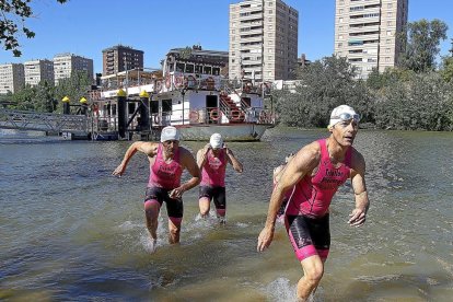 Varios componentes del Triatlón Pisuerga (Tripi) salen del agua del río Pisuerga en una edición anterior.