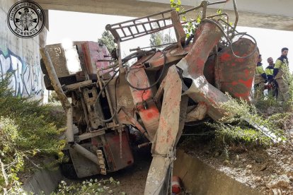 Muere un camionero de 22 años en el vuelco de un camión en la VA-30 de Valladolid.-BOMBEROS VALLADOLID