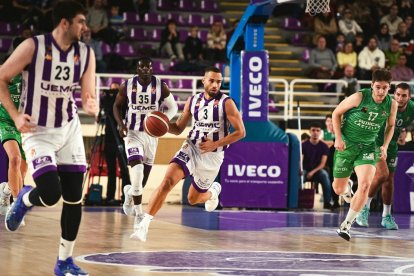 Mike Torres sube el balón durante el último encuentro disputado en Pisuerga ante Castelló. / RVB