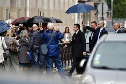 Macron camina por las calles de París, el jueves.-AFP / PHILIPPE LOPEZ
