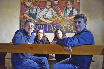 En el comedor del restaurante posan los hermanos José Miguel e Isaac de la Mota y las cocineras María José Martínez y Lucía Ocampo-