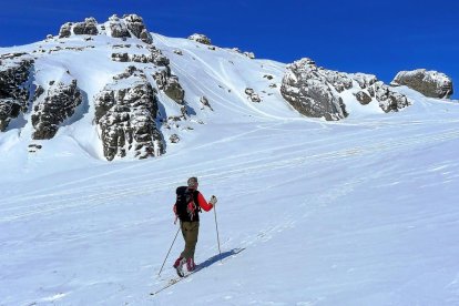 Un montañero avanza hacia la cumbre del Pico Urbión.-N.S.