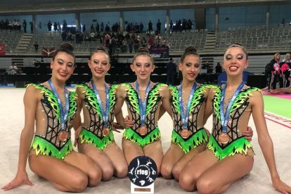 Equipo cadete del CD La Victoria con la medalla de bronce en el Nacional. / E. M.