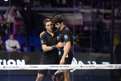 Coello y Belasteguín se funden en un abrazo cariñoso tras caer en Milán. / PREMIER PÁDEL
