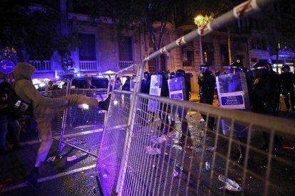 Incidentes en la concentración en los alrededores de la Delegación del Gobierno.-EMILIO MORENATTI / AFP