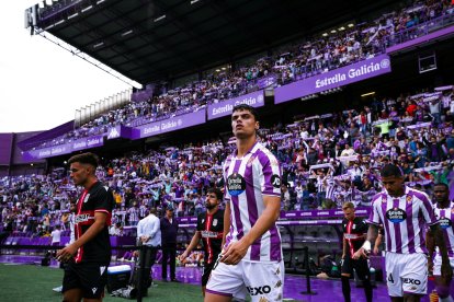 David Torres salta al campo en el partido ante el Cartagena.