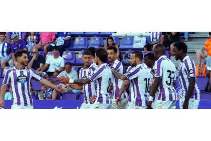 Jugadores del Real Valladolid celebran uno de los goles logrados ante el Rayo. / PHOTOGENIC