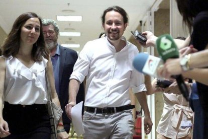 El secretario General de Podemos, Pablo Iglesias, junto a Ione Besara, Juantxo Lopez de Uralde y Eva Garcia antes de la reunión.-DAVID CASTRO