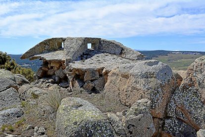 Vista de un puesto de defensa y ataque ubicado en un altozano de la sierra en el frente abulense.-L.P.