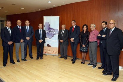 El delegado del Gobierno en Castilla y León, Ramiro Ruiz Medrano (I), y el presidente de la Federación Española de Bancos de Alimentos, Nicolás Palacios (D), posan junto a los galardonados con los Premios Plato Solidario 2014, que entrega el Banco de Alim-Ical