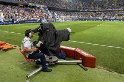 Camara de television siguiendo en La Rosaleda  el partido de liga entre el Malaga y  el FC Barcelona.-JORDI COTRINA