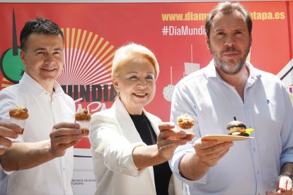 Óscar Puente junto al Ministro de Turismo, Héctor Gómez, y la presidenta de Saborea España, Susi Díaz.