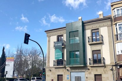 Hotel Los Almirantes de Medina de Rioseco con un cartel de 'en venta'. E. M.