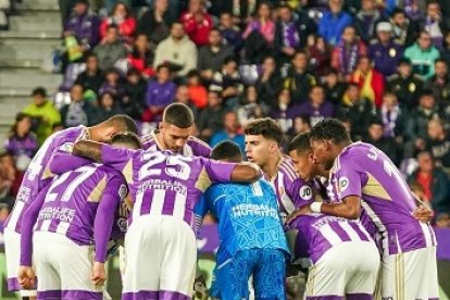 Jugadores del Real Valladolid hacen corro.