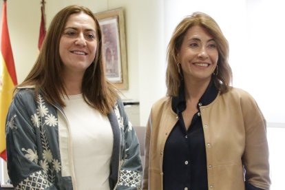 La delegada del Gobierno en Castilla y León, Virginia Barcones, y la ministra de Transportes, Movilidad y Agenda Urbana, Raquel Sánchez, en Benavente.- ICAL