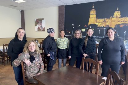 En la foto, junto a Inmaculada, su equipo de cocina y sala (Rocío, Patricia, Saloua, Luisa, Cristina y Lorena) en el comedor del restaurante. - E.M.