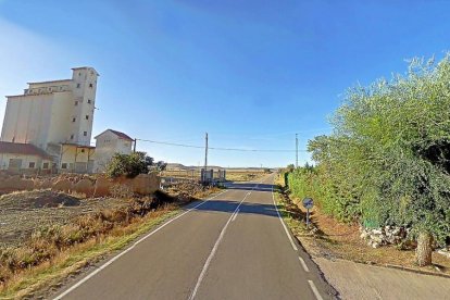 Inicio de la Carretera VA-705 desde el término municipal de Villardefrades, junto a su característico silo.-GGL SW