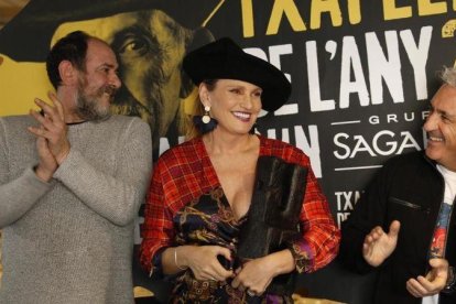 La soprano vasca Ainhoa Arteta, con el actor Karra Elejalde y el periodista Jon Sistiaga.-FERRAN NADEU