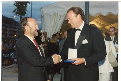 El alcalde de Valladolid, Francisco Javier León de La Riva, saluda a Bertín Osborne, en la inauguración del Parque Alameda en 1997. - ARCHIVO MUNICIPAL DE VALLADOLID