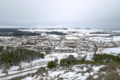 Vista de la parte baja de Portillo (Arrabal de Portillo) vista desde el altozano del mismo término municipal ayer, tras la copiosa nevada.-PABLO REQUEJO