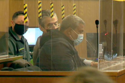 El ahora condenado y su abogado durante el juicio. - EM
