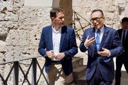 Conrado Íscar conversa con José María Liu en el Castillo de Peñafiel. - DIPUTACIÓN DE VALLADOLID