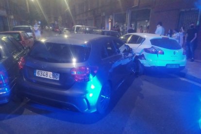 Un vehículo impacta contra otros 25 en la Rondilla y acaba encajado en la calle Nebrija.- POLICÍA VALLADOLID