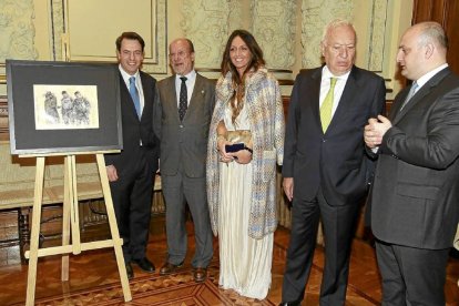 Ferrer- Dalmau, León de la Riva junto a la comisaria de la muestra y García Margallo conversa con el Ministro de Interior de Georgia-J. M. LOSTAU