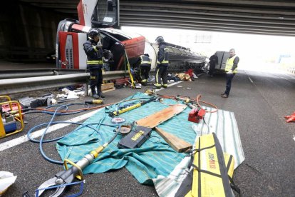 Un herido tras volcar con el camión que conducía en la localidad leonesa de La Virgen del Camino-Ical