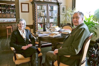 Ana María  y Antonio, en una de las salas del restaurante Solar de Bragançano.-E.M