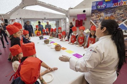 Niños en un programa de cocina en una imagen de archivo - E.M