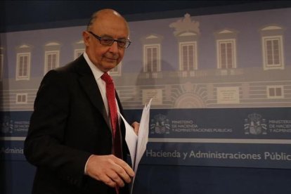 El ministro de Hacienda, Cristóbal Montoro, durante la rueda de prensa.-AGUSTÍN CATALÁN