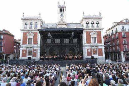 Concierto de la OSCyL en la plaza Mayor de Valladolid. -J.M. LOSTAU