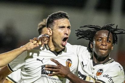 César Tárrega celebra un gol con el Mestalla. VALENCIA CF