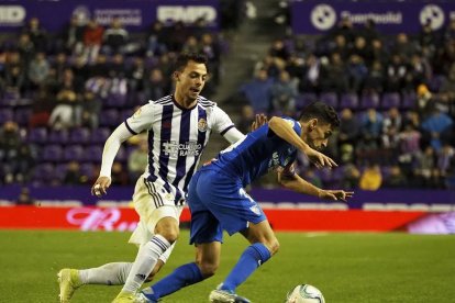 Óscar Plano presiona a Jesús Navas en el partido Real Valladolid-Sevilla.-MIGUEL ÁNGEL SANTOS