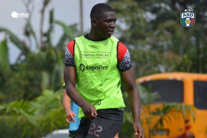 Stiven Plaza durante un entrenamiento con el club ecuatoriano. SANTO DOMINGO