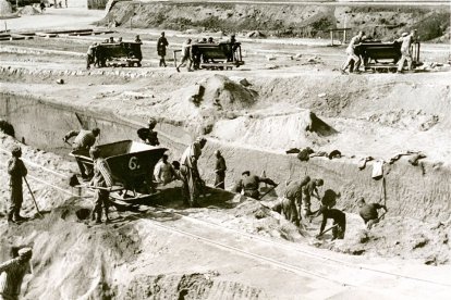 Prisioneros republicanos españoles realizan trabajos forzados en el campo de concentración de Mauthausen. Foto: Paul Ricken