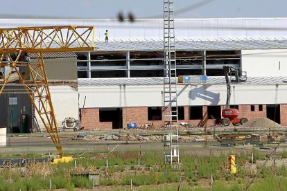 Obras de acondicionamiento en el exterior de la factoría Made Tower de Medina del Campo.-J.M. LOSTAU