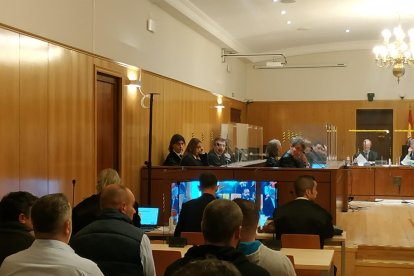 Parte de los condenados, a la izquierda, en el inicio de la vista este lunes en la Audiencia de Valladolid. -EP