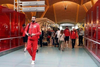 Marc Gasol, en el aeropuerto de Madrid, poco antes de viajar a EEUU-JJ GUILLÉN (EFE)