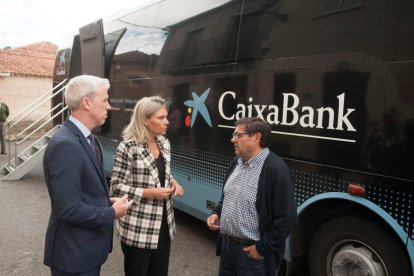 La directora territorial de CaixaBank, Belén Martín, con un ofimovil. -CAIXABANK