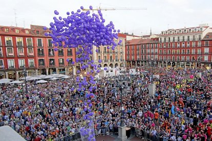 Concentración de peñas durante el pregón de fiestas del pasado año.-J.M. LOSTAU